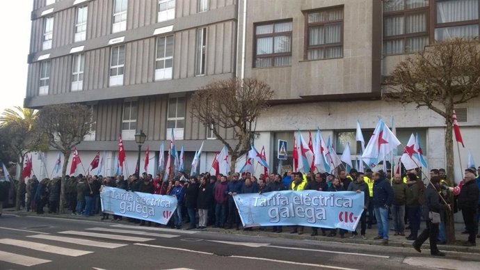 Protesta de la CIG a las puertas del Parlamento