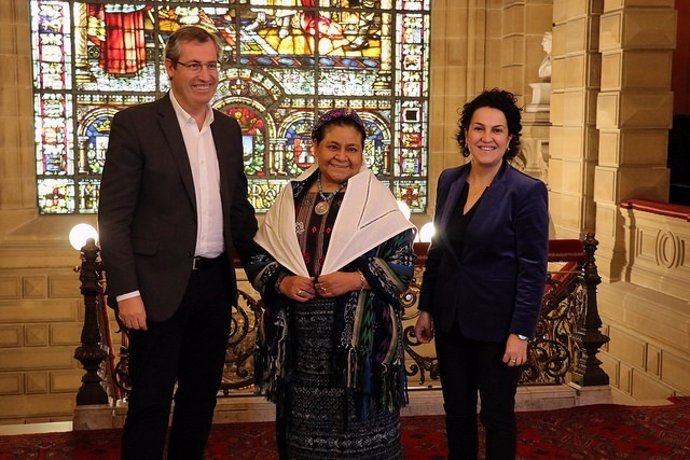 Recepción a Rigoberta Menchú en San Sebastián.