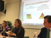 Sonia Gaya comparte con alumnos de IES 'Sierra de Aras' de Lucena (Córdoba) el contenido de la Constitución