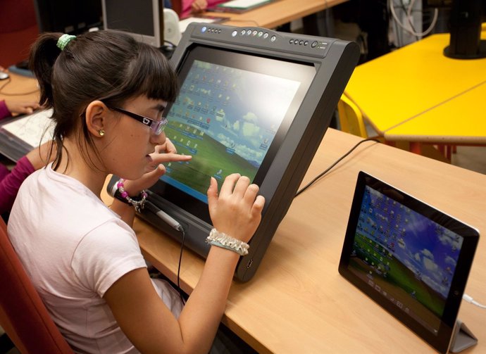 Una alumna ciega utilizando una tableta digital adaptada