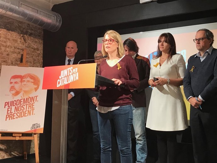 La directora de campanya de JuntsxCat, E. Artadi, amb membres de la candidatura