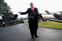 Trump compadece a Flynn y asegura que Clinton "mintió muchas veces al FBI"