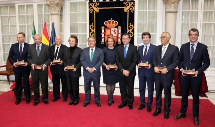 Zoido y Sanz junto a los galardonados con los XIII Premio Plaza de España