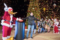 Marc Gené y familias 'youtubers' encienden el árbol de Navidad de Ferrari Land