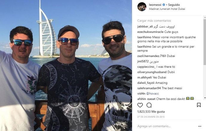 Hermanos de Messi con él