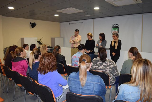 Una veintena de mujeres se forman en el sector agroalimentario en Gádor.