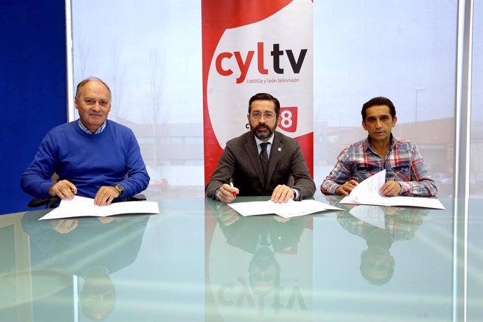 Firma del convenio entre Cyltv, UGT y CCOO