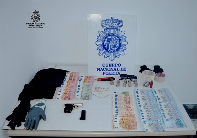 Material ocupado a los dos detenidos. 