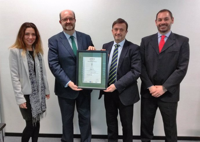 Foto certificado de entrega Aenor a Bankia