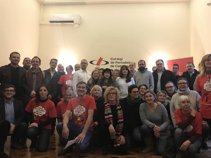La degana N.Bonet envoltada de periodistes en la lectura d'un manifest
