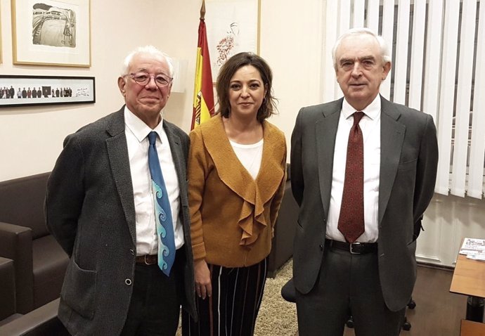 Isabel Ambrosio, entre Miguel Fuertes y Enrique Camacho, en Serbia