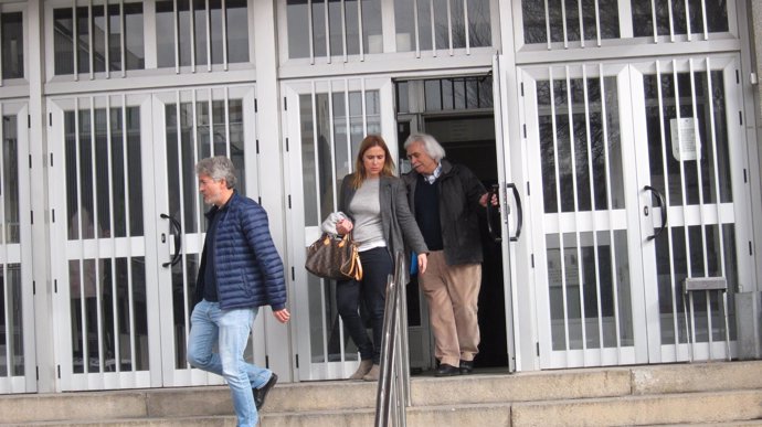 Rafael Gómez a la salida de los juzgados con sus hijos