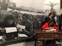 La exposición 'Miguel Hernández, a plena luz' muestra el legado de "una persona única"