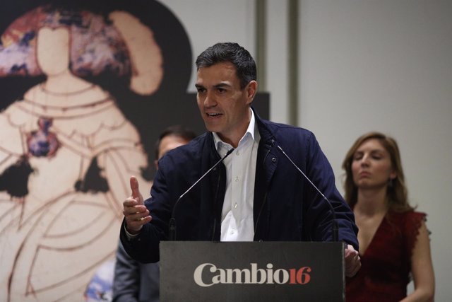 Entrega al secretario general del PSOE, Pedro Sánchez del Premio Cambio16