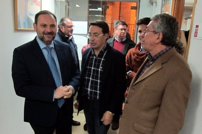 Ábalos a su llegada a la sede del PSOE en Salamanca