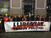 Unas 3.500 personas llenan la plaza Sant Jaume por la "libertad de los presos políticos"