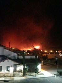 Un incendio forestal obliga a evacuar 600 viviendas en California