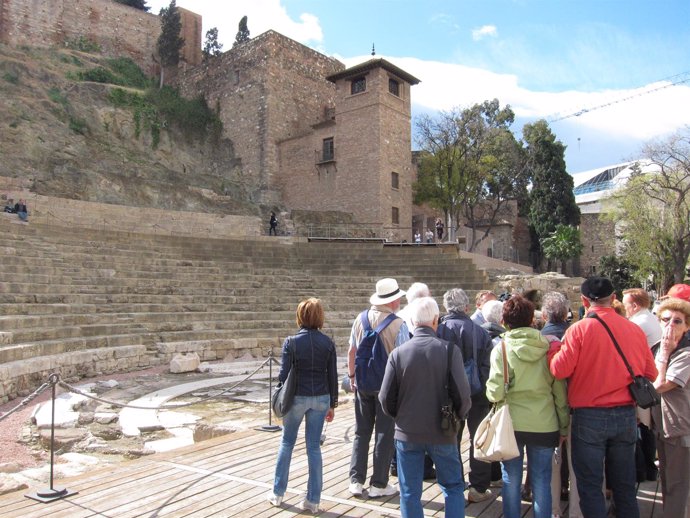 Turistas En El Teatro Romano De Málaga.