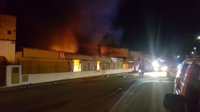 Un incendio calcina una empresa de patinetes y afecta a otras dos en L'Alqueria de la Comtessa