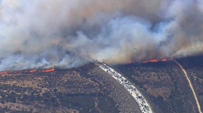 Incendi afecta una autopista a Califòrnia