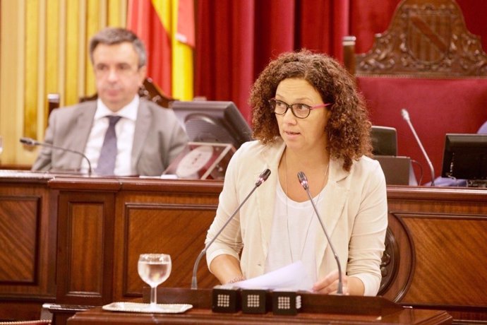 Catalina Cladera en el pleno del Parlament