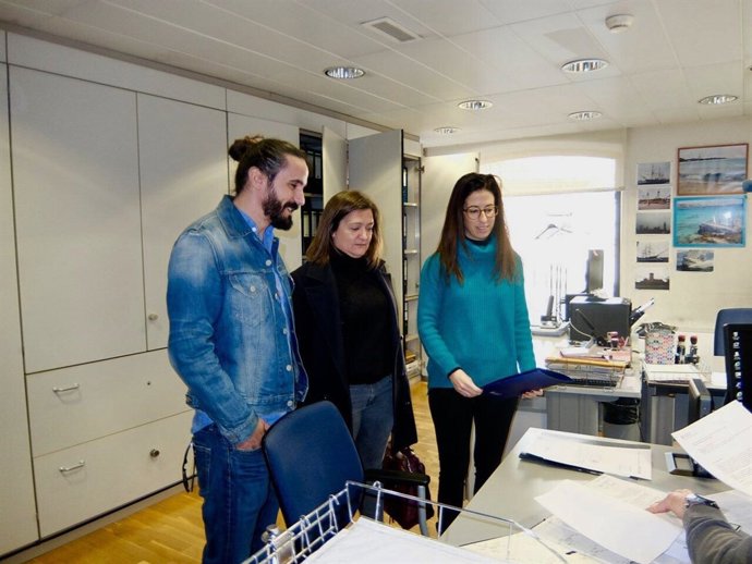 Garrido y Espeja entregan la ley de caminos al Parlament