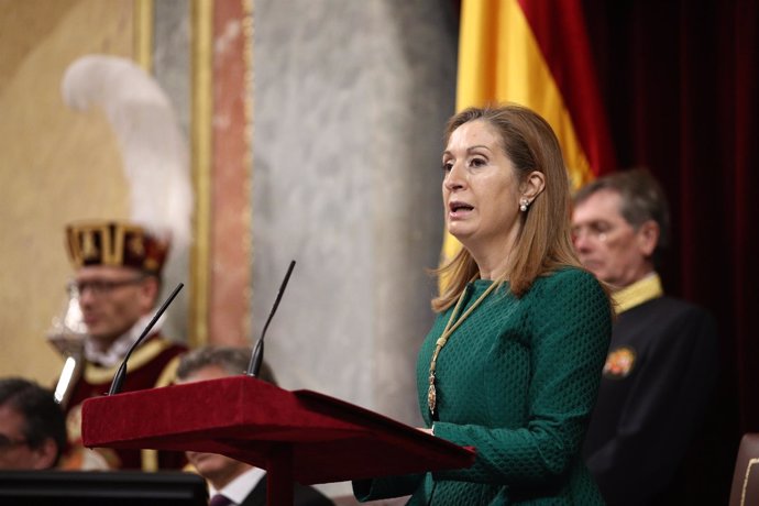 Ana Pastor antes del discurso de Mauricio Macri en el Congreso