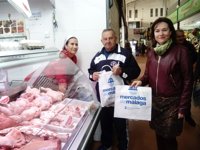 El Ayuntamiento de Málaga reparte 15.600 bolsas reutilizables entre los mercados municipales