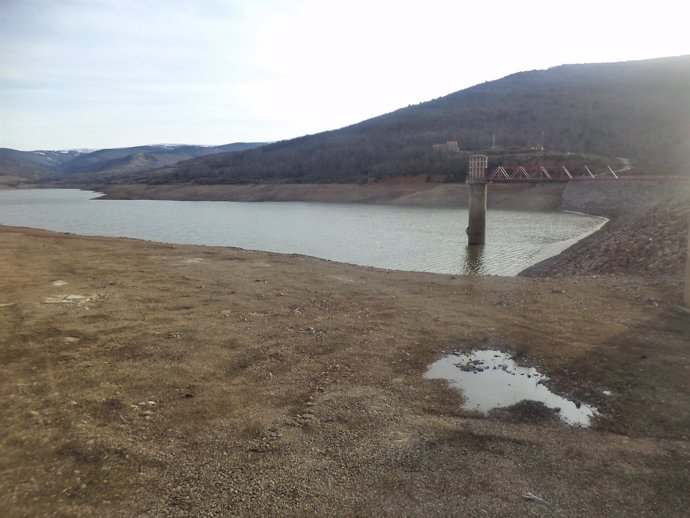 Embalse de Pajares (La Rioja) con poca agua