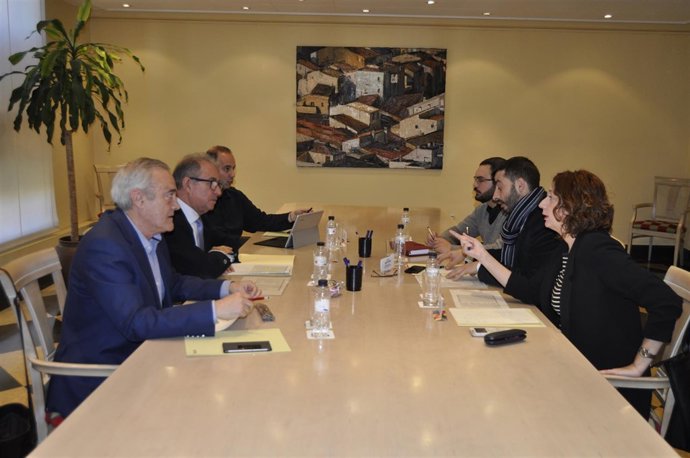 Imagen de la reunión del Gobierno de Aragón con IU.