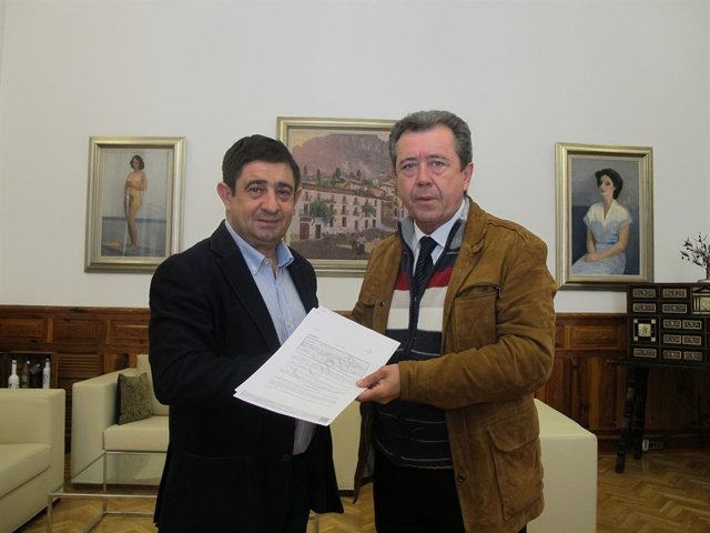 Entrega del incentivo al alcalde de Linares