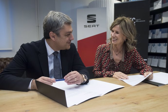 Luca de Meo, de Seat y la presidenta de la Fundación Cotec, Cristina Garmendia