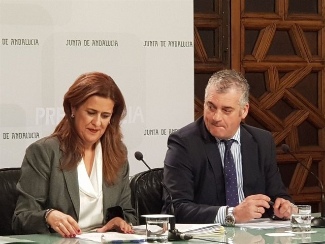 Los consejeros andaluces de Educación, Sonia Gaya, y Empleo, Javier Carnero