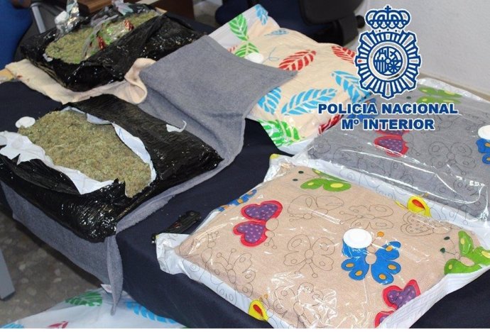 Droga envuelta fundas de almohada en mensajería bulto paquete mariahuana