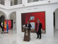 Una exposición de pintura muestra en la Asamblea de Extremadura 15 años de trabajo del artista extremeño Enrique Jiménez