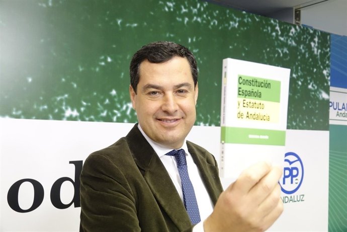 Juanma Moreno clausura un acto homenaje a los 39 años de la Constitución