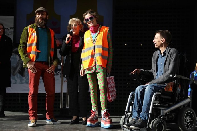 Manuela Carmena y Pablo Soto junto a los hijos de Ágatha Ruíz de la Prada