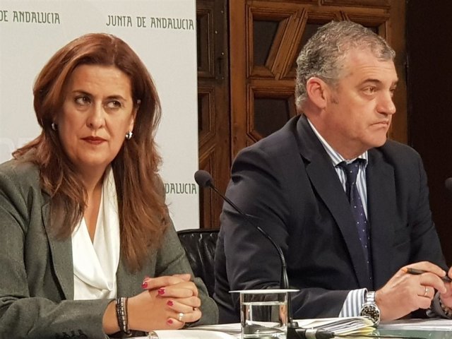 Los consejeros andaluces de Educación, Sonia Gaya, y Empleo, Javier Carnero