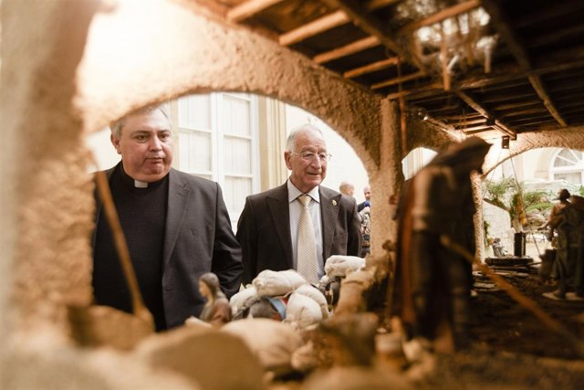 Una vez inaugurado, las autoridades han realizado un recorrido por el Belén.