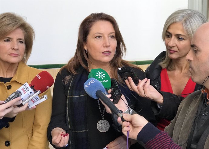 Carmen Crespo atiende a los medios junto a Esperanza Oña y Patricia del Pozo