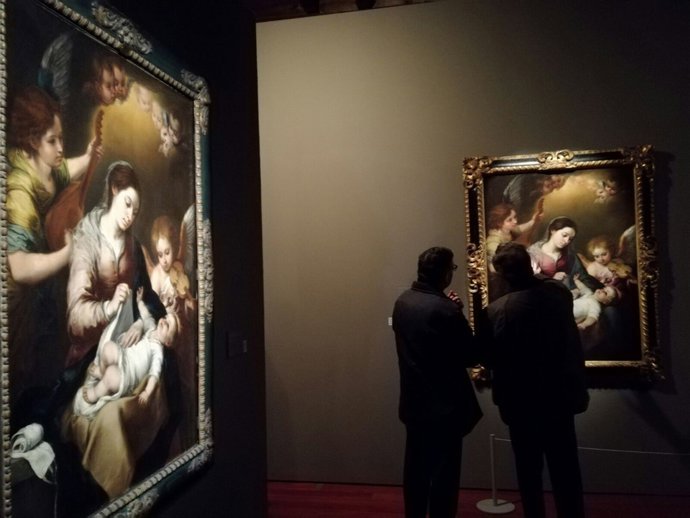 La Virgen de la Faja de Murillo al fondo, junto a una de las obras que inspiró
