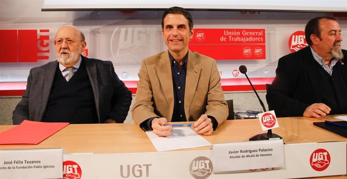 Tezanos (PSOE) inaugura la exposición del centenario de la huelga de 1917