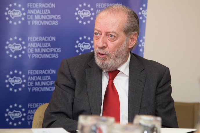 Villalobos, presidente de la FAMP y de la Diputación de Sevilla
