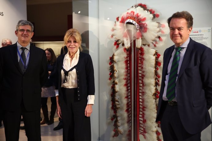 La baronesa Carmen Thyssen dona un  tocado de plumas de las culturas nativas
