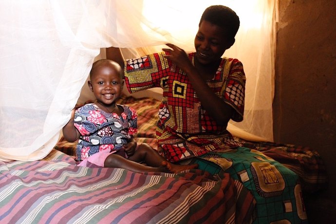 Niña con malaria en Burundi