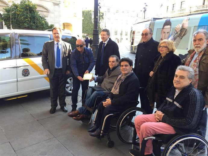 Entrega de placa conmemorartiva a Francisco Oliva.