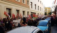 Concentración de CCOO y UGT en Sevilla por la "igualdad de derechos" para monitores escolares