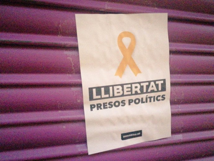 Comerç de la mare d'Albert Rivera amb cartell de suport a "presos polítics"