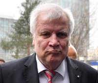 El aliado bávaro de Merkel rechaza la reunificación familiar de refugiados pese a las demandas del SPD