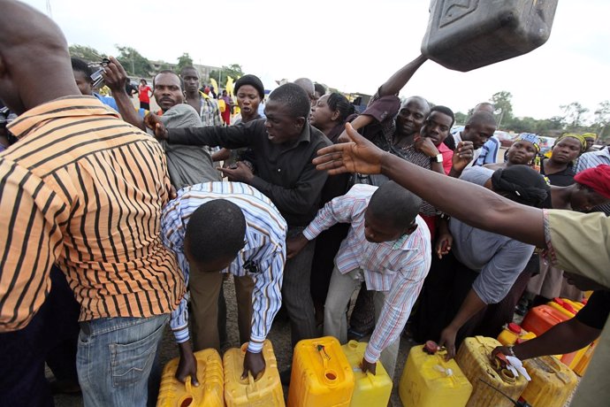 Largas colas para comprar combustible en la capital de Nigeria, Abuya 